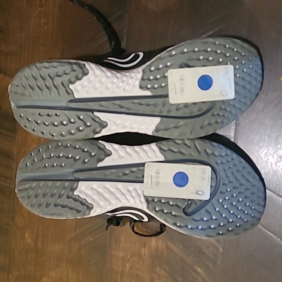 Mint Condition Nike Legend React 2 Men's Black and White Athletic Shoes - Picture 6 of 7